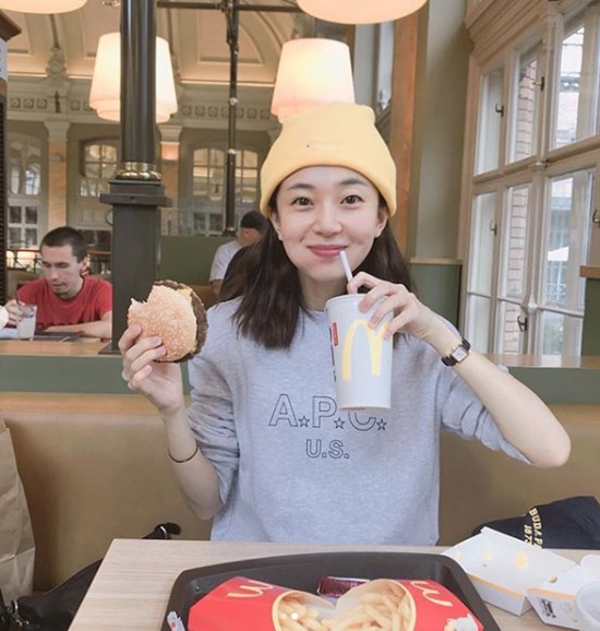 Actor Baek Jin-hee showed off her beauty during a youthful smile.Baek Jin-hee posted two photos on his Instagram on the 18th.In the open photo, Baek Jin-hee is wearing a gray T-shirt and wearing a yellow beanie.Baek Jin-hee is staring at the camera with a youthful smile and eating a hamburger, which adds a simple yet innocent charm to attract Eye-catching.Meanwhile, Baek Jin-hee appeared in the recently released TVN drama Lets do the ceremony 3: Begins.Photo: Baek Jin-hee SNS