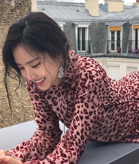 Son Na-eun shows off goddess beauty in Pink Hopi Reservation One PieceSon Na-eun released his B-cut of the Nylon Korea France pictorial on his 18th day instagram.In the photo, Son Na-eun, who is wearing a Pink Hopi Reservation One Piece in France Paris and shows off his colorful appearance, is shown.Especially in the picture that is smiling wide, the old-fashioned atmosphere attracts attention.On the other hand, Son Na-eun is loved by many as a sole advertising model in major fields such as food and beverage, handbag, cosmetic, and sports brand.Photo: Son Na-eun Instagram