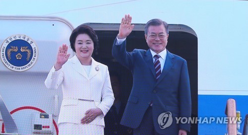 [평양정상회담] 평양남북정상회담 위해 출발하는 문 대통령 내외 (서울=연합뉴스) 진성철 기자 = '2018남북정상회담평양'의 첫 날인 18일 오전 서울공항에서 문재인 대통령과 부인 김정숙 여사가 평양을 향해 출발하는 전용기에 올라 손흔들어 인사하는 장면이 이날 서울 중구 DDP 메인프레스센터에 중계되고 있다.   2018.9.18      zjin@yna.co.kr  (끝)