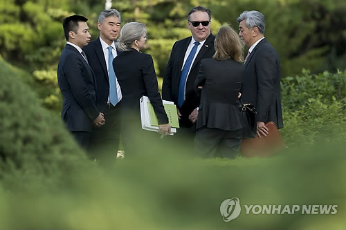 백화원영빈관 밖에서 구수회의 하는 폼페이오 방북팀 (평양 AP=연합뉴스) 북한을 방문한 마이크 폼페이오 미국 국무장관(오른쪽 세번째)이 6일(현지시간) 평양 백화원영빈관에서 김영철 북한 노동당 부위원장 겸 통일전선부장을 만난 후 영빈관 밖으로 나와 동행한 보좌진과 얘기를 나누고 있다.