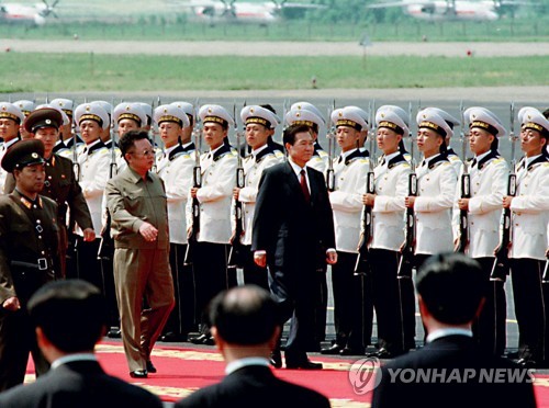 2000년 6월 13일 평양순안공항에서 김대중대통령과 북한 김정일 국방위원장이 북한군 의장대를 사열하고 있는 모습 [연합뉴스 자료사진]