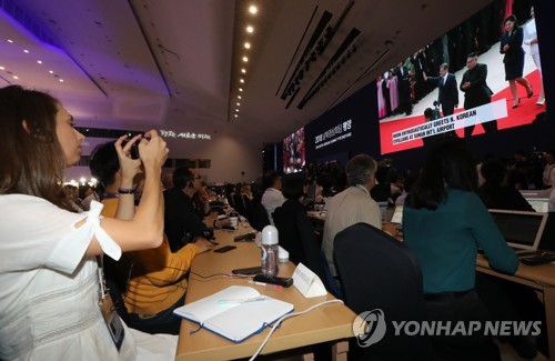 [평양정상회담]외신들도 관심집중 (서울=연합뉴스) 서명곤 기자 = 18일 서울 동대문디자인플라자(DDP)에 마련된 남북정상회담 메인프레스센터에서 각국 취재진이 대형모니터를 통해 문재인 대통령이 평양 순안공항에 도착해 김정은 북한 국무위원장과 만나는 모습을 지켜보고 있다.        seephoto@yna.co.kr  (끝)