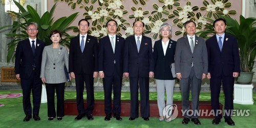 [평양정상회담] 김영남 접견하는 특별수행단 정부 장관들 (평양=연합뉴스) 평양사진공동취재단 배재만 기자 =문재인 대통령 방북 특별수행단인 김영춘 해수부 장관(오른쪽부터), 도종환 문체부 장관, 강경화 외교부 장관, 조명균 통일부 장관, 송영무 국방부 장관, 김현미 국토부 장관, 김재현 산림청장이 18일 평양 인민문화궁전에서 김영남 북한 최고인민회의 상임위원장(가운데)과 기념촬영하고 있다.      scoop@yna.co.kr  (끝)