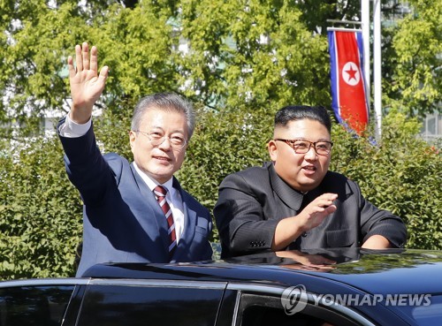 [평양정상회담] 손흔드는 남북정상 (평양=연합뉴스) 평양사진공동취재단 배재만 기자 = 문재인 대통령과 김정은 국무위원장이 18일 오전 평양 시내를 카퍼레이드하며 평양 시민들에게 손을 들어 인사하고 있다. 2018.9.18      scoop@yna.co.kr  (끝)
