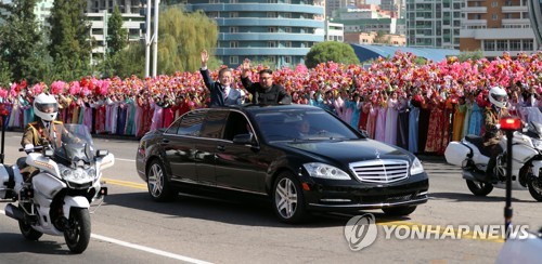 [평양정상회담] 손 흔드는 남북정상 (평양=연합뉴스) 평양사진공동취재단 배재만 기자 = 문재인 대통령과 김정은 국무위원장이 18일 오전 평양 시내를 카퍼레이드하며 평양 시민들에게 손을 들어 인사하고 있다. 2018.9.18      scoop@yna.co.kr  (끝)