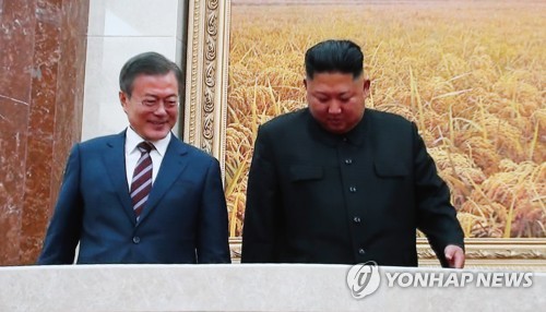 [평양정상회담] 평화 수확 (서울=연합뉴스) 안정원 기자 = 문재인 대통령과 김정은 국무위원장이 18일 평양 조선노동당 중앙위원회 본부청사에서 1차 정상회담을 마친 뒤 청사를 나서는 영상이 서울 동대문 DDP에 마련된 메인 프레스센터에 방영되고 있다. 2018.9.18      jeong@yna.co.kr  (끝)