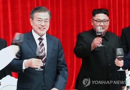 [평양정상회담]건배하는 남북 정상 (서울=연합뉴스) 서명곤 기자 = 18일 서울 동대문디자인플라자(DDP)에 마련된 남북정상회담 메인프레스센터 대형모니터에 문재인 대통령과 김정은 북한 국무위원장이 목란관에서 열린 환영만찬에서 건배하는 모습이 중계되고 있다. 2018.9.18      seephoto@yna.co.kr  (끝)
