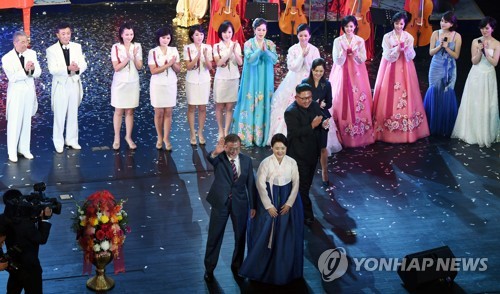[평양정상회담] 무대에 오른 문 대통령 내외 (평양=연합뉴스) 평양사진공동취재단 배재만 기자 = 남북정상회담을 위해 평양을 방문 중인 문재인 대통령과 부인 김정숙 여사가 18일 오후 평양대극장에서 열린 삼지연 관현악단의 환영공연을 관람한 뒤 김정은 국무위원장, 부인 리설주 여사와 무대에 올라 평양 시민들에게 인사하고 있다. 2018.9.18   scoop@yna.co.kr  (끝)