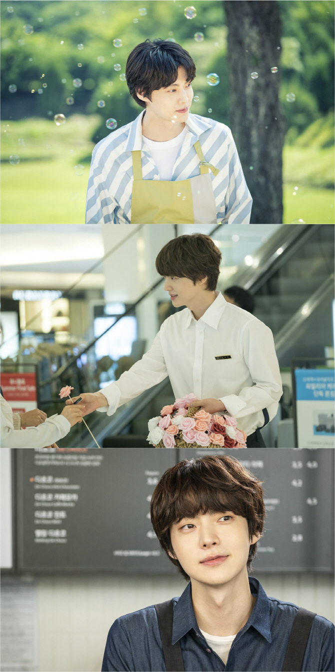 Ahn Jae-hyun turns from Beauty Inside to a bride of a clear soul.JTBCs new monthly drama Beauty Inside (directed by Song Hyun-wook, the plays Lim echo, production studio & new, and Yong Film), which will be broadcast on October 1, unveiled the first still cut of Ahn Jae-hyun, who is full of refreshing beauty, on the 19th.The Beauty Inside draws a slightly special first-day romance by World (Seo Hyun-jin), who lives on the face of Ellen Burstyn a week a month, and Seo Do-jae (Lee Min-ki), who does not recognize Ellen Burstyns face for twelve months a year.Song Hyun-wook PD of Oh Hae-young, who was loved by the syndrome and received great love, and Lim echo writer with novel writing coincided.Ahn Jae-hyun, who returns to the drama in a year, is going to shoot down a woman who is a bride aspiring Ryu Eun-ho with a clean and clear soul.Human Pocari, which is a healing of existence itself, is equipped with a very powerful visual in a heart that is calm and refreshing like a forest.Ryu Eun-ho, the owner of the unexpected mischievous charm of the anti-war charm, is a best friend who has kept the secret of World for a long time.He is a person who meets a wish girl instructor (Lee Da-hee) who is trying to find out the secret by putting a World in trouble.In the open photo, Ahn Jae-hyun captures his attention at once with a refreshing and soft atmosphere.The visuals of Ahn Jae-hyun, who boasts a 200% synchro rate with Ryu Eun-ho, a pure soul without a spot, stimulate expectations.Ryu Eun-ho, who worked all kinds of part-time jobs to attend theological college.Steel cut, which contains the aspect of Power Albamon, which is familiar from cafe to house, further raises the curiosity about Ryu Eun-hos character.The visual torn to the ground, which makes the surroundings bright with a slight smile, raises expectations for the performance of Ahn Jae-hyun, who will turn into Ryu Eun-ho.Ahn Jae-hyun, who has shown distinctive charm in various works, shows another face through Ryu Eun-ho.Above all, as long as it turns into Ellen Burstyns face once a month, it is a good friend of the world, and the ambitious lecturer Rawa raises the index with the pole and the pole reversal chemistry.The wild and lovely romance chemistry that Ryu Eun-ho, who has an ambitious woman instructor and a 200% purity soul, is expected to be an indispensable point of observation for Beauty Inside.I am already looking forward to what kind of excitement the attraction of two men and women who are too different.Ryu Eun-ho is showing a perfect synchro rate to the point that he is a personal character of Ahn Jae-hyun, said the production team of Beauty Inside.The pure but unexpected charm melts the lovely Ryu Eun-ho character with the unique personality of Ahn Jae-hyun.Beauty Inside will allow you to see the different charms of Ahn Jae-hyun, he said, raising expectations.Beauty Inside transforms the original setting of the face change into a female protagonist and gives a different kind of fun.The romance of a woman who becomes another person and a man with facial recognition disorder who only recognizes her when a certain cycle is given infuses pleasantness and empathy on the emotional texture of the original work, and expects the birth of a differentiated romantic comedy.hyeon-taek Park