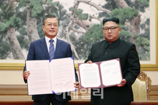 [이데일리 노진환 기자] 문재인 대통령과 김정은 국무위원장이 19일 오전 평양 백화원 영빈관에서 평양공동선언문에 서명한 후 합의서를 들어보이고 있다.  평양사진공동취재단