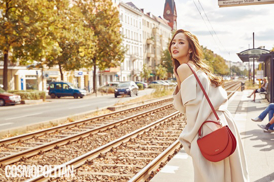 Actor Park Min-young, who has become a Roco Queen through the drama Why is Kim Secretary?, released an emotional picture in Berlin through the October issue of Cosmopolitan.Park Min-young, who left for Berlin for a photo shoot, completed a visual picture of a feminine beauty under the autumn sunshine of Berlin.Park Min-young, who had a busy schedule for a while after the drama was over.Currently, under the motto of relaxation, relaxation, and relaxation, I tried to have the maximum amount of room without being chased by time, and at the same time, I told him that I went to Exercise or class every day to prevent being lazy.She has been humbled by the expression of Roco Dream Tree rather than Roco Queen. She has not been able to reach the genre of Romantic comedy. Through the Romantic comedy that I challenged for the first time, I was happy because I could play a character that was much better than me, I was happy. Park Min-young, who wants to be a person who listens to peoples cool, is currently reviewing his next work.Park Min-youngs pictorial and feminine mood in Berlin and her genuine story about work and love can be found in the October issue of Cosmopolitan, Cosmopolitan SNS account, and website.