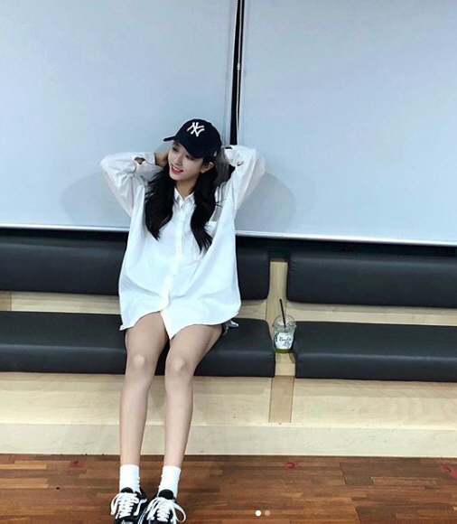 WJSN Bona has given off a dazzling beauty.On the 18th, Bona posted a picture on his Instagram with the phrase D-day1 # 180919 # WJSN # Please.In the public photo, Bona poses with a smile; a small face just before its demise and a superior leg length draw attention.Bona recently performed in the KBS 2TV drama Your House Helper; WJSN, to which Bona belongs, will return today (on the 19th) with a new album Space Flizz?