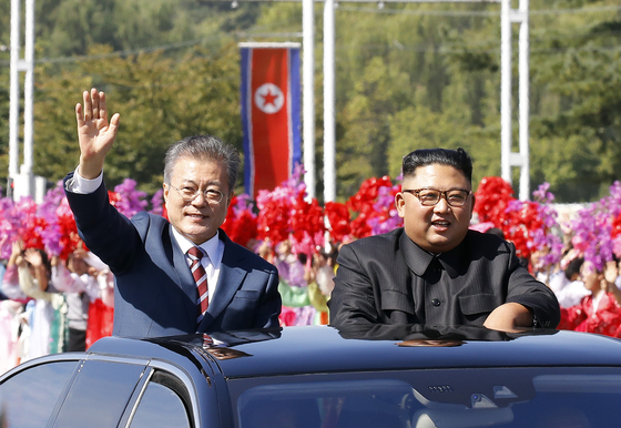 문재인 대통령과 김정은 국무위원장이 18일 오전 평양 시내를 카퍼레이드하며 평양 시민들에게 손을 들어 인사하고 있다. [연합뉴스]