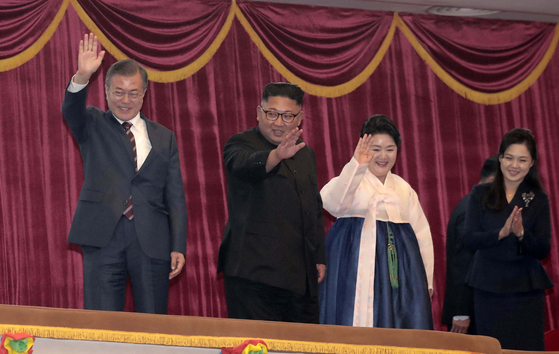 문재인 대통령과 부인 김정숙 여사, 김정은 북한 국무위원장 내외가 18일 오후 평양대극장에서 열린 삼지연 관현악단 환영 예술공연에 참석하며 인사하고 있다. [뉴스1]