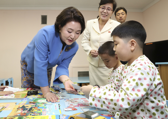 문재인 대통령의 부인 김정숙 여사가 18일 오후 평양 옥류아동병원을 방문해 어린이 환자들을 격려하고 있다. [뉴스1]