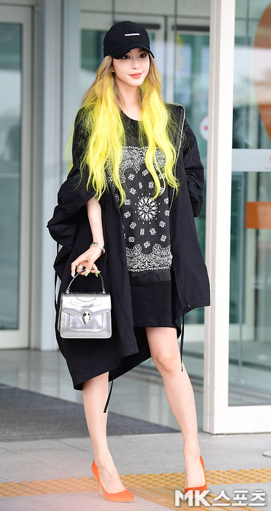 Actor Han Ye-seul left for Milan, Italy, on the afternoon of the 19th at Incheon International Airport Terminal 2.Han Ye-seul, who moves to the departure hall with a bright expression.