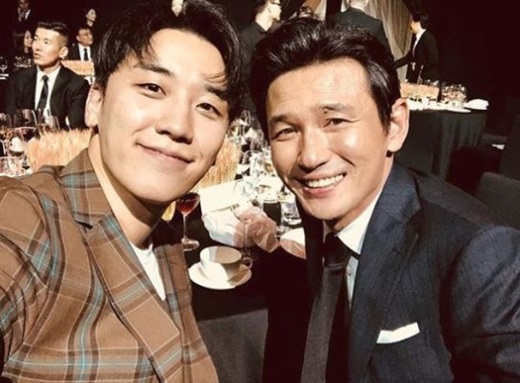 Victorious of the group BIGBANG boasted of his friendship with actor Hwang Jung-min.Victorious released a picture on his Instagram on the night of the 18th with an article entitled Hwang Jung-min with my brother.In the public photos, Victorious in a Brown check suit and Hwang Jung-min dressed in a black suit are taking a self-camera with a friendly face.In particular, Hwang Jung-min attended the concert of BIGBANG in 2016 and showed a special fanship.In the encounter between the two, fans are responding such as I am not the only victorious acquaintance and I support the two people.Meanwhile, Hwang Jung-min met with the audience through the recent film Peafowl (director Yoon Jong-bin).