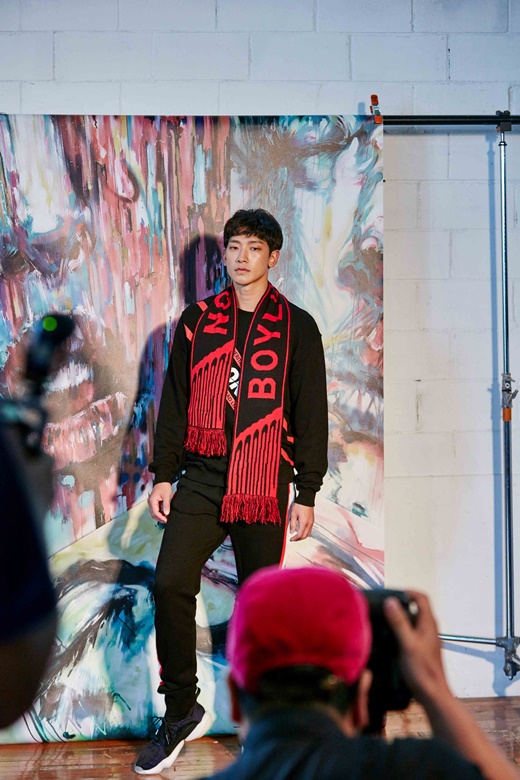 AD shooting behind-the-scenes cut by singer and actor Bee (real name Jung Ji-hoon) has been released.In the open photo, Rain completely digested the modern and luxurious black mood costume and showed a unique atmosphere and charm.The overfit size with texture, track jacket with detailed logo tape, color point, etc., pants, outer, etc. naturally digested and showed the street wear.In this photo with famous photographer Kim Young-jun, Rain showed his intense eyes and pose toward the camera.In addition, he attracted attention with his colorful appearance according to the concept, such as sublimating the dance movement with the theme of the work of artist Jace Kim, who is receiving world-class attention with his hands drawing art.Rain is a back door that not only created a cheerful scene atmosphere with a relaxed appearance, but also made the admiration of the field officials with a professional figure that closely monitors their cuts.The overwhelming attraction of Rainman, built through long activities, was matched with the premium Black Street sensibility of London, which effectively doubled it, said a source at BoyLondon. Please expect the charm of the sensual and dynamic Boy, expressed by rain with a perfect proportion and solid acting power.Meanwhile, Rain will perform a joint performance of Move: Soundtrack at the Seoul Olympic Gymnastics Stadium on the 29th with Psy