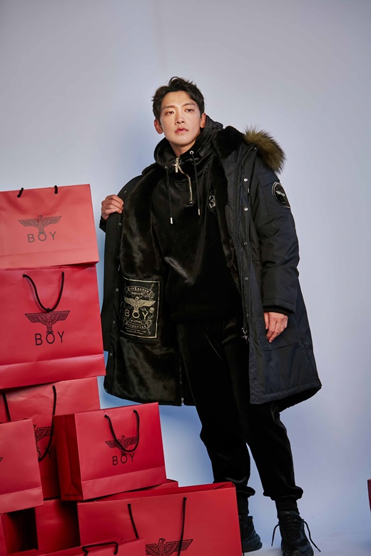 AD shooting behind-the-scenes cut by singer and actor Bee (real name Jung Ji-hoon) has been released.In the open photo, Rain completely digested the modern and luxurious black mood costume and showed a unique atmosphere and charm.The overfit size with texture, track jacket with detailed logo tape, color point, etc., pants, outer, etc. naturally digested and showed the street wear.In this photo with famous photographer Kim Young-jun, Rain showed his intense eyes and pose toward the camera.In addition, he attracted attention with his colorful appearance according to the concept, such as sublimating the dance movement with the theme of the work of artist Jace Kim, who is receiving world-class attention with his hands drawing art.Rain is a back door that not only created a cheerful scene atmosphere with a relaxed appearance, but also made the admiration of the field officials with a professional figure that closely monitors their cuts.The overwhelming attraction of Rainman, built through long activities, was matched with the premium Black Street sensibility of London, which effectively doubled it, said a source at BoyLondon. Please expect the charm of the sensual and dynamic Boy, expressed by rain with a perfect proportion and solid acting power.Meanwhile, Rain will perform a joint performance of Move: Soundtrack at the Seoul Olympic Gymnastics Stadium on the 29th with Psy