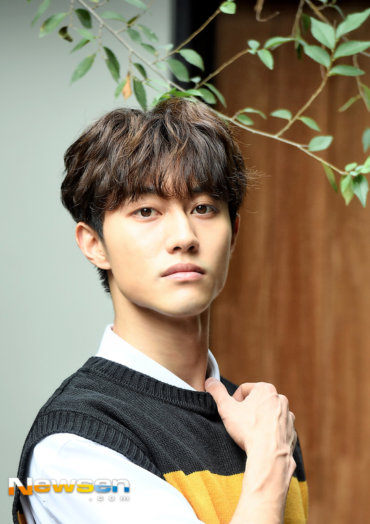 Kwak Dong-yeon, who has Acted Advisor in the Department of Chemistry 13 in My ID is Gangnam Beauty, is actually a 22-year-old young man who gave up college to devote himself to Acting.Through his work, he indirectly experienced Campus and learned a new world, but Kwak Dong-yeon still has a good filming scene and good acting.Actor Kwak Dong-yeon played the role of Jung Wooyoung, a senior part of the department of chemistry assistant and Kang Mi-rae (played by Lim Soo-hyang) in the JTBC gilt drama My ID is Gangnam Beauty (played by Choi Soo-young/directed by Choi Sung-bum).Kwak Dong-yeon recently said in an interview at a cafe in Samcheong-dong, Jongno-gu, Seoul, It was really hot this summer, but I am grateful that the work is over without anyone sick or injured.I think many viewers have been able to support and support me. My ID is Gangnam Beauty was the highest audience rating of 5.753% of the nations paid broadcasting households at the last meeting.Asked if he knew it would be such a topic, Kwak Dong-yeon said: I honestly didnt know.I have tried this genre for the first time, and I do not expect how many people will accept it. I always want to be good. Through a character called Jung Wooyoung, Kwak Dong-yeon has a friendly image of aide senior.Kwak Dong-yeon said, Im so happy that I have a new memory of me, but the funny thing is that I was actually the youngest.But I was embarrassed and funny because I was an assistant. He said, Some of the fans actually have assistants.Some people say that they will become assistants like Jung Wooyoung, he added.Kwak Dong-yeon, who gave up college to concentrate on Acting in particular, was able to experience Campus indirectly thanks to My ID is Gangnam Beauty.Kwak Dong-yeon said: We got a lot of help doing filming at a real university, and I definitely thought it was different.I felt that the chemical action that students gather together is really fresh and energetic. However, when asked if he would like to go to college, he replied firmly, No.Kwak Dong-yeon said, I actually do not have a systemized organizational life that goes out at such a fixed time and does something at a fixed time. I think it would be better to finish beautifully with indirect experience.Meanwhile, My ID is Gangnam Beauty ended at the end of the 16th on the 15th.Kim Myung-mi / Jung Yu-jin