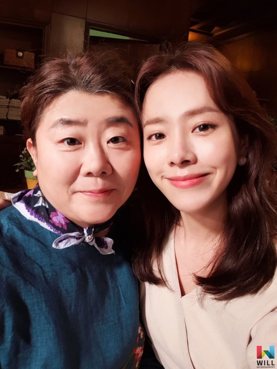 The behind-the-scenes cut of TVNs tree drama Knowing Wife (director Lee Sang-yeop/playplayplayed Yang Hee-seung) Lee Jung Eun was released.Han Ji-min, who is appearing as a daughter in the drama, and Kimi, a limited-time mother and daughter, showed off her attention.On the morning of September 19, Lee Jung Euns agency Will Entertainments official SNS posted a behind-the-scenes cut of Lee Jung Eun and Han Ji-min, who are in the midst of filming Knowing Wife.Lee Jung Eun in the public photo is smiling brightly with Han Ji-min face to face.In the work, Woojin mother and Seo Woo-jin are playing a pleasant match, so the atmosphere of the two people is noticeable.In addition, Lee Jung Eun and Han Ji-min are playing small games outside the camera and making the scene warm with actual honey chemistry like mother and daughter.The positive energy of the two people who are healing is impressive just to see the word Happy Virus Combination.kim myeong-mi