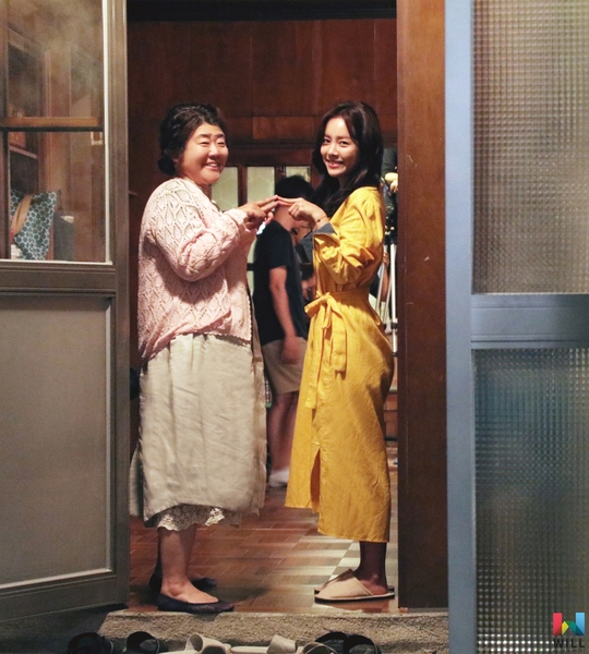 The behind-the-scenes cut of TVNs tree drama Knowing Wife (director Lee Sang-yeop/playplayplayed Yang Hee-seung) Lee Jung Eun was released.Han Ji-min, who is appearing as a daughter in the drama, and Kimi, a limited-time mother and daughter, showed off her attention.On the morning of September 19, Lee Jung Euns agency Will Entertainments official SNS posted a behind-the-scenes cut of Lee Jung Eun and Han Ji-min, who are in the midst of filming Knowing Wife.Lee Jung Eun in the public photo is smiling brightly with Han Ji-min face to face.In the work, Woojin mother and Seo Woo-jin are playing a pleasant match, so the atmosphere of the two people is noticeable.In addition, Lee Jung Eun and Han Ji-min are playing small games outside the camera and making the scene warm with actual honey chemistry like mother and daughter.The positive energy of the two people who are healing is impressive just to see the word Happy Virus Combination.kim myeong-mi