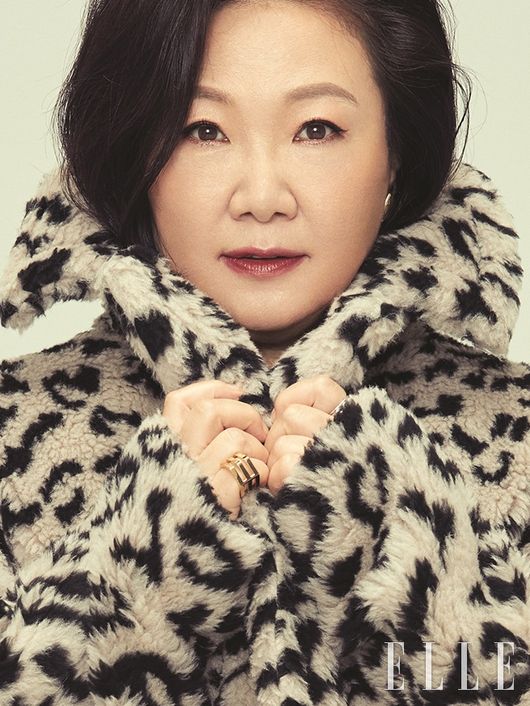 Actors Kim Hae-sook and Kim Hee-sun, who appear in the same drama, took a photo shoot together; this is the first time the two have been pictured.On the 19th, fashion magazine Elle released Kim Hae-sook and Kim Hee-suns picture.In a recent photo shoot, the two of them said that they cheered each other and gave generous praise when they shot their individual cuts. Thanks to the two actors, the filming scene was bright and cheerful.In an interview after the filming, Kim Hae-sook said, I am continuing my life in love with acting.When I love love men and women, I feel strong when I meet new characters as if I do not know if it is difficult, he said.Please expect Kim Hee-sun and Warmans (woman + romance), he added.Asked if she had a lot of troubles about her next work after the success of Dignified She, Kim Hee-sun said, I like movies that are not everyday.Nine Room is new in genre, so if you start to see it once, you will not be able to break up. Jang Hwa-sa (Kim Hae-sook), the longest unsolved death row inmate, and Eulji Haei (Kim Hee-sun), an unsolicited lawyer with a 100% winning percentage.The drama TVN Saturday drama Nine Room, which depicts the changes of the bodies of two women who have lived too different lives, will be broadcasted at 9 pm on October 6.elle offer