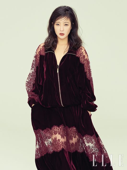 Actors Kim Hae-sook and Kim Hee-sun, who appear in the same drama, took a photo shoot together; this is the first time the two have been pictured.On the 19th, fashion magazine Elle released Kim Hae-sook and Kim Hee-suns picture.In a recent photo shoot, the two of them said that they cheered each other and gave generous praise when they shot their individual cuts. Thanks to the two actors, the filming scene was bright and cheerful.In an interview after the filming, Kim Hae-sook said, I am continuing my life in love with acting.When I love love men and women, I feel strong when I meet new characters as if I do not know if it is difficult, he said.Please expect Kim Hee-sun and Warmans (woman + romance), he added.Asked if she had a lot of troubles about her next work after the success of Dignified She, Kim Hee-sun said, I like movies that are not everyday.Nine Room is new in genre, so if you start to see it once, you will not be able to break up. Jang Hwa-sa (Kim Hae-sook), the longest unsolved death row inmate, and Eulji Haei (Kim Hee-sun), an unsolicited lawyer with a 100% winning percentage.The drama TVN Saturday drama Nine Room, which depicts the changes of the bodies of two women who have lived too different lives, will be broadcasted at 9 pm on October 6.elle offer