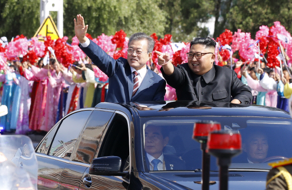 남북 정상 사상 첫 카퍼레이드  - 문재인 대통령과 김정은 북한 국무위원장이 ‘2018 남북 정상회담 평양’ 첫날인 18일 평양 시내에서 무개차를 타고 평양 시민을 향해 반갑게 손을 흔들고 있다. 남북 두 정상이 함께 카퍼레이드를 진행한 것은 이번이 처음이다. 평양사진공동취재단