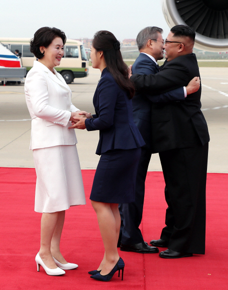 한 가족처럼  - 문재인 대통령과 부인 김정숙 여사가 18일 평양 순안공항에 도착한 뒤 트랩 바로 앞까지 마중 나온 김정은 북한 국무위원장, 리설주 여사와 반갑게 인사하고 있다. 평양사진공동취재단