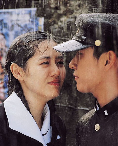 The Classic, released in 2003, is a love story of two lovers who have passed the 30-year time limit.In the late 1960s and early 1970s, he painted the love of the first love of high school students Jun-ha and Son Ye-jin, and at the same time, he also showed the love of college student wisdom and club senior Sang-min.In different eras of cross-editing, Son Ye-jin takes on two roles, and completes two First Loves, going back and forth between the past and the present.This made Son Ye-jin the icon of First Love.The Classic was also noted in 2001 as a work directed by Kwak Jae-yong of Bizarre She.The theme song I am you to you, which was sung by bicycle scenery as well as the movie, is also famous.When this song is heard, Son Ye-jin and Jo In-sung running on a rainy campus come up like automatic reflection.