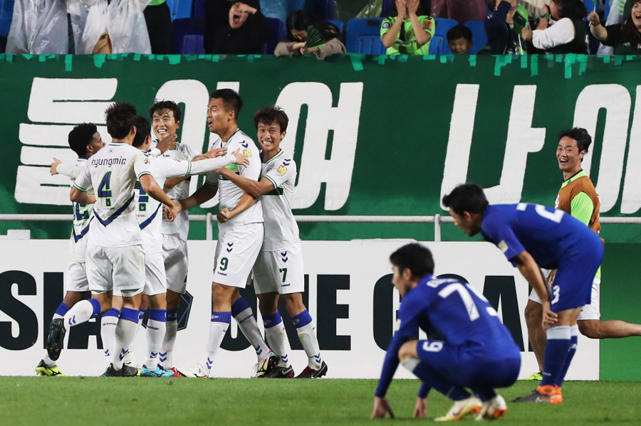 Suwon FC Samsung Lions advanced to the quarter-finals after a long time.The Suwon FC Samsung Lions lost 0-3 to North Jeolla Province Hyundai in the second leg of the 2018 Asian Football Confederation (AFC) Champions League quarter-final kick-off at 7 p.m. on Wednesday at the Kuwon FC World Cup Kyonggi Stadium.However, Suwon FC entered the penalty shootout with a total of 3-3 thanks to a 3-0 win in the first leg and succeeded in reaching the semi-finals in seven years.Selection roster: North Jeola Province needing goals, Suwon FC to stopHome side Suwon FC pulled out 4-1-4-1 PoTheresa Maytion, Dejan on the one-top, Lim Sang-hyub, Sarich, Lee Jong-sung and Han Ui-kwon were placed in midfield.The defensive midfielders were built by Park Jong-woo, and the defenses were built by Lee Ki-je, Cho Sung-jin, Kwak Kwang-sun and Choi Sung-geun.Expeditionary team North Jeola Province chose 4-2-3-1 PoTheresa Maytion.Adriano on the front line, Lee Seung-gi, Brook Lopez and Han Kyo-won on the second line.The midfield consisted of Son Jun-ho and Hong Jin-Ho, and the four bags were composed by Choi Cheol-soon, Choi Bo-kyung, Kim Min-jae and Lee Yong; the goal was guarded by Song Bum-geun.First half: North Jeolla Provinces quick score, atmosphere burns North Jeolla ProvinceKyonggi was led by North Jeola Province, who needed a score; in the third minute of the first half, Son Jun-ho was briefly treated for clashing with Lee Gi-je during the competition.In the fifth minute, Lee Jong-sung was warned by Lee Seung-gi for a rough protest; Son Jun-ho, who had fallen in the seventh minute, eventually stepped down to the bench.North Jeola Provinces goal was scored in the 10th minute, with Adriano shaking the net after he even beat the goalkeeper inside the penalty box.Adriano, who had a pass from Brook Lopez in the 19th minute, penetrated but was offside; in the 21st minute Hong Jeong-Ho fell inside the penalty box.Hong Jin-Ho strongly appealed to the referee, but Kyonggi went ahead as it was; Suwon FC also sought to score without backing down.In the 25th minute, Han Han-kwon attempted a bold breakthrough, but was blocked by defense.Han Kyo-wons breakthrough in the 32nd minute was long; Suwon FCs quick counterattack in the 37th minute was lost due to the inaccurate last pass.In the 39th minute, Park Jong-woo was warned by a rough tackle in the process of preventing Lee Seung-gi from breaking through; as time went by, Kyonggi was concentrated in a midfield fight.Brook Lopezs pass to Han Kyo-won in the 43rd minute was a little long; the first half ended so 1-0.Second half: North Jeolla Provinces back-to-back goal, Adrianos missAs the second half began, Suwon FC came to Kyonggi with a slightly aggressive run; an extra goal from North Jeola Province was scored in the fourth minute of the second half.Lee Seung-gis cross was solved by Choi Bo-kyung, shaking Suwon FCs goal.The score allowed North Jeolla Province to turn Kyonggi into the starting line now with just one more goal.North Jeola Province, which has been in the mood, pulled out a Baro replacement card, with Choi Bo-kyung out and Lee Dong-gook in.Suwon FC also pulled out a replacement card: Lim Sang-hyub and put in Gu Ja-ryong.North Jeola Province weighed in on the attack more actively as Suwon FC locked the goal.In the 17th minute Lee Yong crossed the ball in succession and tried to get a dangerous area, but the defense prevented it well.In the 18th minute, Sarichs decisive pass was shot by Han, but it was far out of the way. Suwon FC then put in Cho Ji-hoon without Kim Jong-sung.In the 21st minute North Jeolla Province put in Kim Shin-wook, except for Brook Lopez.In the 24th minute Kim Min-jae collapsed for a while and was treated; North Jeola Provinces goal was scored in the 24th minute.Kim Shin-wook solved Lee Yongs cross and North Jeola Province caught up with Gearco Suwon FC.And in the second half, Adriano got a penalty kick, which Adriano himself kicked but Shin Hwa-yong stopped.Overtime: Suwon FC win at the end of penalty shootoutBoth teams took a break and soon went into overtime for Baro; now the two teams have come to Kyonggi with the mind that they will start again at the start.In the first four minutes of the extension, Kim Jong-mins shooting hit Kim Min-jaes foot and deflected and hit the goal.This time, Kim Shin-wooks sharp shooting in the first six minutes of the extension was deflected in defense and went out.In the 12th minute of the extension, Cho Ji-huns free kick was kicked in the head by the North Jeola Province defense.In the second half of the extension, Sarichs shooting was blocked by the North Jeolla Province defense.In the second half of the extension, Kim Min-jae overcame the crisis by overcoming Kim Jong-min in a struggle.Lee Seung-gis shooting was narrowly out of the Baro-ensued North Jeolla Province attack.Kyonggi then headed for a penalty shootout, and Shin Hwa-yong ended with a victory over Suwon FC with a tremendous save to stop Kim Shin-wook and Lee Dong-gook.