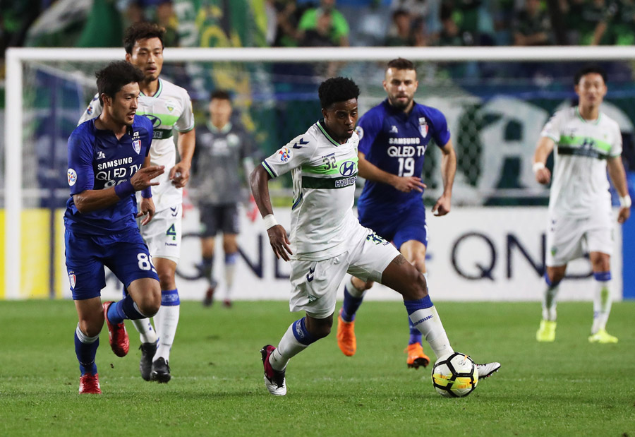 Suwon FC Samsung Lions advanced to the quarter-finals after a long time.The Suwon FC Samsung Lions lost 0-3 to North Jeolla Province Hyundai in the second leg of the 2018 Asian Football Confederation (AFC) Champions League quarter-final kick-off at 7 p.m. on Wednesday at the Kuwon FC World Cup Kyonggi Stadium.However, Suwon FC entered the penalty shootout with a total of 3-3 thanks to a 3-0 win in the first leg and succeeded in reaching the semi-finals in seven years.Selection roster: North Jeola Province needing goals, Suwon FC to stopHome side Suwon FC pulled out 4-1-4-1 PoTheresa Maytion, Dejan on the one-top, Lim Sang-hyub, Sarich, Lee Jong-sung and Han Ui-kwon were placed in midfield.The defensive midfielders were built by Park Jong-woo, and the defenses were built by Lee Ki-je, Cho Sung-jin, Kwak Kwang-sun and Choi Sung-geun.Expeditionary team North Jeola Province chose 4-2-3-1 PoTheresa Maytion.Adriano on the front line, Lee Seung-gi, Brook Lopez and Han Kyo-won on the second line.The midfield consisted of Son Jun-ho and Hong Jin-Ho, and the four bags were composed by Choi Cheol-soon, Choi Bo-kyung, Kim Min-jae and Lee Yong; the goal was guarded by Song Bum-geun.First half: North Jeolla Provinces quick score, atmosphere burns North Jeolla ProvinceKyonggi was led by North Jeola Province, who needed a score; in the third minute of the first half, Son Jun-ho was briefly treated for clashing with Lee Gi-je during the competition.In the fifth minute, Lee Jong-sung was warned by Lee Seung-gi for a rough protest; Son Jun-ho, who had fallen in the seventh minute, eventually stepped down to the bench.North Jeola Provinces goal was scored in the 10th minute, with Adriano shaking the net after he even beat the goalkeeper inside the penalty box.Adriano, who had a pass from Brook Lopez in the 19th minute, penetrated but was offside; in the 21st minute Hong Jeong-Ho fell inside the penalty box.Hong Jin-Ho strongly appealed to the referee, but Kyonggi went ahead as it was; Suwon FC also sought to score without backing down.In the 25th minute, Han Han-kwon attempted a bold breakthrough, but was blocked by defense.Han Kyo-wons breakthrough in the 32nd minute was long; Suwon FCs quick counterattack in the 37th minute was lost due to the inaccurate last pass.In the 39th minute, Park Jong-woo was warned by a rough tackle in the process of preventing Lee Seung-gi from breaking through; as time went by, Kyonggi was concentrated in a midfield fight.Brook Lopezs pass to Han Kyo-won in the 43rd minute was a little long; the first half ended so 1-0.Second half: North Jeolla Provinces back-to-back goal, Adrianos missAs the second half began, Suwon FC came to Kyonggi with a slightly aggressive run; an extra goal from North Jeola Province was scored in the fourth minute of the second half.Lee Seung-gis cross was solved by Choi Bo-kyung, shaking Suwon FCs goal.The score allowed North Jeolla Province to turn Kyonggi into the starting line now with just one more goal.North Jeola Province, which has been in the mood, pulled out a Baro replacement card, with Choi Bo-kyung out and Lee Dong-gook in.Suwon FC also pulled out a replacement card: Lim Sang-hyub and put in Gu Ja-ryong.North Jeola Province weighed in on the attack more actively as Suwon FC locked the goal.In the 17th minute Lee Yong crossed the ball in succession and tried to get a dangerous area, but the defense prevented it well.In the 18th minute, Sarichs decisive pass was shot by Han, but it was far out of the way. Suwon FC then put in Cho Ji-hoon without Kim Jong-sung.In the 21st minute North Jeolla Province put in Kim Shin-wook, except for Brook Lopez.In the 24th minute Kim Min-jae collapsed for a while and was treated; North Jeola Provinces goal was scored in the 24th minute.Kim Shin-wook solved Lee Yongs cross and North Jeola Province caught up with Gearco Suwon FC.And in the second half, Adriano got a penalty kick, which Adriano himself kicked but Shin Hwa-yong stopped.Overtime: Suwon FC win at the end of penalty shootoutBoth teams took a break and soon went into overtime for Baro; now the two teams have come to Kyonggi with the mind that they will start again at the start.In the first four minutes of the extension, Kim Jong-mins shooting hit Kim Min-jaes foot and deflected and hit the goal.This time, Kim Shin-wooks sharp shooting in the first six minutes of the extension was deflected in defense and went out.In the 12th minute of the extension, Cho Ji-huns free kick was kicked in the head by the North Jeola Province defense.In the second half of the extension, Sarichs shooting was blocked by the North Jeolla Province defense.In the second half of the extension, Kim Min-jae overcame the crisis by overcoming Kim Jong-min in a struggle.Lee Seung-gis shooting was narrowly out of the Baro-ensued North Jeolla Province attack.Kyonggi then headed for a penalty shootout, and Shin Hwa-yong ended with a victory over Suwon FC with a tremendous save to stop Kim Shin-wook and Lee Dong-gook.
