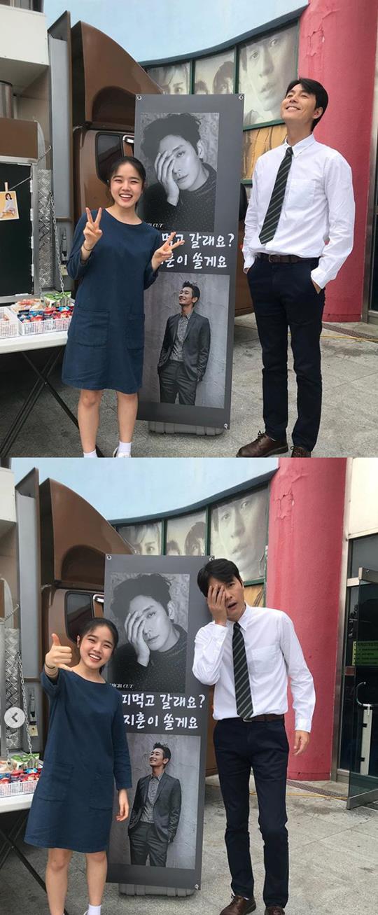 Actors Jung Woo-sung and Kim Hyang Gi thanked Ju Ji-hoon.Jung Woo-sung posted several photos on his SNS on the 19th.Jung Woo-sung in the photo poses in front of the coffee car sent by Ju Ji-hoon with Kim Hyang Gi.The banner of Coffee tea contains the phrase Would you like to eat Coffee? Ju Ji-hoon will shoot.Especially Jung Woo-sung induces a smile with a pleasant appearance following the pose of Ju Ji-hoon in the banner.Ju Ji-hoon has appeared in the film Asura with Jung Woo-sung; he also worked with Kim Hyang Gi in the film With God series.Jung Woo-sung and Kim Hyang Gi are currently filming the film Innocent Witness (director Lee Han and production Movie Rock).Innocent Witness depicts the story of a lawyer who is in charge of the defense of a murder suspect meeting an autistic girl who is the only witness to the case.It is a new work by Lee Han, who directed Wan-deuk and Elegant Lie, and won the 5th Lotte Scenario Competition.
