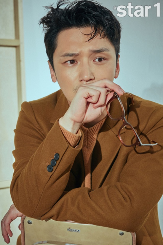 Byun Yo-han, who has always laughed in the best-selling TVN Mr. Shen but made viewers cry and laugh with his sad character Kim Hee-sung, stepped out as the cover model for the October issue of At Style.In an interview with the photo shoot, Byun Yo-han said, I chose Mr. Shen because it was a heavy story.I participated in the work with excitement and care. He said, I was very excited about the character of Hee Sung.I was nervous at first, but now that the filming is over, I am very sad. Also, when asked about Lee Byung-hun and Hyun-seoks shooting, he said, Two words are nagging.It was a time when I could lean a lot on my seniors and learned a lot from my juniors perspective. Kim Hee-sung was a really cool guy.I felt a strong sense of apologizing sincerely, sending someone I love coolly, being able to apologize with genuine shame, being able to laugh without shaking at myself, and the power of this determination. I wanted to express even a few percent of Kim Hee Sung.I am having a pleasant and funny ambassador, but I was sad and lonely even if I was laughing because I was sick and sick in my heart. Byun Yo-han, who likes documentary and takes a lot of pictures of me, because I want to know about people, was a real Kim Hee-sung who didnt miss his daily record.If you become a real editor like in the play, I want to interview my parents, not with their children and parents, but with interviewers and interviews, Byun Yo-han said.I want to ask and record my parents present.  I want to express my gratitude to my parents and the people around me. The story of Mr. Sean Shine, which is left for the last time on September 30, can be seen in the October issue of At Style.Photo = At Style