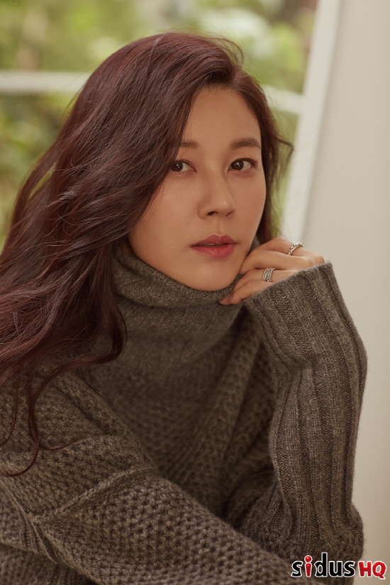 Actor Kim Ha-neul showed off his deep autumn sensibilityKim Ha-neul, in the photo released on the official post of sidusHQ, showed a relaxed and elegant figure in a gentle mood as if he had an autumn.Deep eyes and delicate gaze treatment added to the alluring charm.Kim Ha-neul, who created a feminine feeling with the simple Monotone costume that was not gorgeous, revealed the unchanging beauty that does not feel the blank period at all.Kim Ha-neul recently signed an exclusive contract with sidusHQ to signal active activity; he is currently struggling to select his next film.Photo: Cydus HQ