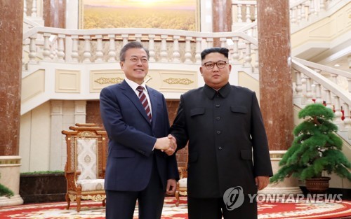 [평양정상회담] 악수하는 남북정상 (평양=연합뉴스) 평양사진공동취재단 배재만 기자 = 문재인 대통령이 18일 오후 평양 조선노동당 중앙위원회 본부 청사 로비에서 김정은 국무위원장과 정상회담 시작 전 악수를 하고 있다. 2018.9.18      scoop@yna.co.kr  (끝)