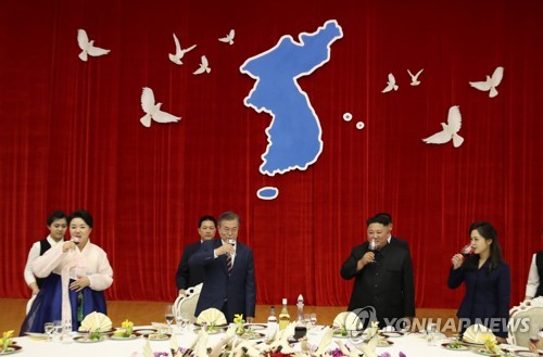 [평양정상회담] 건배하는 문 대통령-김 위원장 부부 (평양=연합뉴스) 평양사진공동취재단 배재만 기자 =문재인 대통령과 부인 김정숙 여사와 김정은 국무위원장과 부인 리설주 여사가 18일 오후 평양 목란관에서 열린 2018남북정상회담 환영 만찬에서 건배하고 있다. 2018.9.18      scoop@yna.co.kr  (끝)