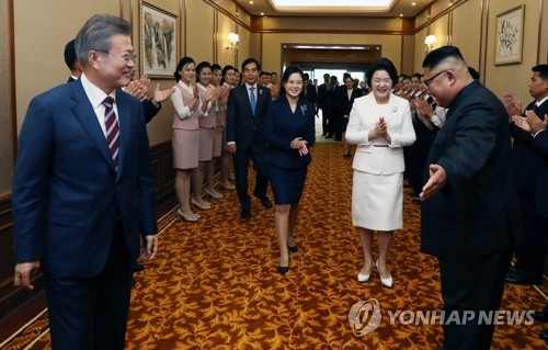 [평양정상회담] 화기애애한 남북 정상 (평양=연합뉴스) 평양사진공동취재단 배재만 기자 = 문재인 대통령과 부인 김정숙 여사가 18일 숙소인 평양 백화원 영빈관에 도착해 김정은 국무위원장과 부인 리설주 여사의 환영을 받고 있다. 2018.9.18  scoop@yna.co.kr(끝)