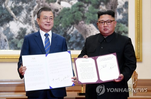 [평양공동선언] 선언문 펼쳐 보이는 남북정상 (평양=연합뉴스) 평양사진공동취재단 배재만 기자 = 문재인 대통령과 김정은 국무위원장이 19일 백화원 영빈관에서 정상회담을 마친 뒤 9월 평양공동선언문에 서명한 뒤 펼쳐 보이고 있다. 2018.9.19  scoop@yna.co.kr