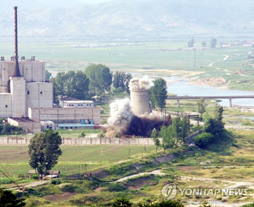 [평양공동선언]남북 첫 비핵화 방안합의, 영변 핵시설 영구 폐기 (서울=연합뉴스) 문재인 대통령과 김정은 북한 국무위원장은 19일 평양 백화원 영빈관에서 9월 평양공동선언 합의서에 서명하고 북한 동창리 엔진 시험장과 미사일 발사대, 영변 핵시설 영구 폐기 등 합의사항을 발표했다.       사진은 2008년 6월 27일 북한이 비핵화 의지를 과시하기 위해  영변 원자로의 냉각탑을 폭파하는 장면.  [연합뉴스 자료사진]     [국내에서만 사용가능. 재배포 금지. For Use only in the Republic of Korea. No Redistribution]       photo@yna.co.kr  (끝)