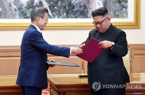 [평양공동선언] 평양공동선언 합의한 남북 (평양=연합뉴스) 평양사진공동취재단 배재만 기자 = 문재인 대통령과 김정은 북한 국무위원장이 19일 평양 백화원 영빈관에서 9월 평양공동선언문에 서명한 뒤 교환하고 있다.      scoop@yna.co.kr  (끝)