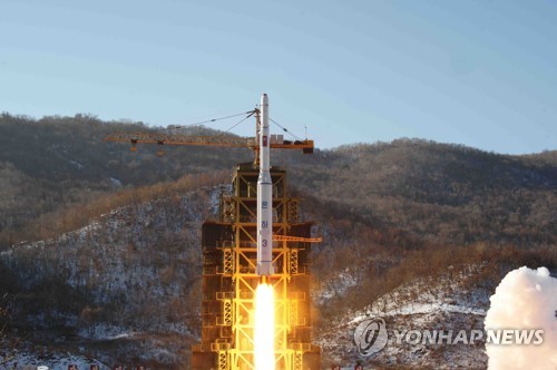 [평양공동선언] 남북 첫 비핵화 방안합의, 동창리 시험장 영구폐쇄 (서울=연합뉴스) 문재인 대통령과 김정은 북한 국무위원장은 19일 평양 백화원 영빈관에서 9월 평양공동선언 합의서에 서명하고 북한 동창리 엔진 시험장과 미사일 발사대, 영변 핵시설 영구 폐기 등 합의사항을 발표했다.       사진은 2012년 12월 조선중앙통신이 보도한 동창리 '서해위성발사장'에서의 장거리 로켓 '은하 3호' 발사 모습. 2018.9.19 [연합뉴스 자료사진]     [국내에서만 사용가능. 재배포 금지. For Use only in the Republic of Korea. No Redistribution]       photo@yna.co.kr  (끝)