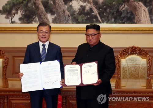 [평양공동선언] 평화의 결실 맺은 남북 정상 (평양=연합뉴스) 평양사진공동취재단 배재만 기자 = 문재인 대통령과 김정은 북한 국무위원장이 19일 백화원 영빈관에서 평양공동선언문에 서명한 후 펼쳐 보이고 있다.    scoop@yna.co.kr  (끝)