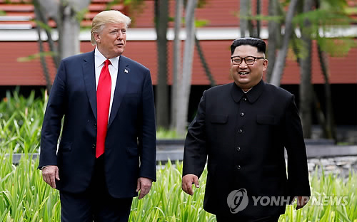 사진은 지난 6월 12일 싱가포르 센토사섬에서 회동 중 오찬 후 카펠라 호텔 주변을 산책하며 대화하는 도널드 트럼프 미국 대통령(왼쪽)과 북한 김정은 국무위원장 [로이터=연합뉴스 자료사진]