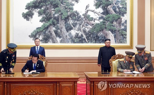 [평양공동선언] 남북 군사분야 합의 (평양=연합뉴스) 평양사진공동취재단 배재만 기자 = 19일 오전 평양 백화원 영빈관에서 문재인 대통령과 김정은 국무위원장이 임석한 가운데 송영무 국방부 장관과 북한 노광철 인민무력상이 판문점 선언 이행을 위한 군사 분야 합의문에 서명하고 있다.       scoop@yna.co.kr  (끝)