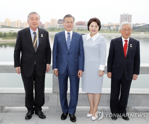 [평양공동선언] 옥류관에서의 기념촬영 (평양=연합뉴스) 평양사진공동취재단 배재만 기자 = 문재인 대통령과 부인 김정숙 여사가 19일 오후 평양 옥류관에서 열린 오찬을 마치고 문정인 통일외교안보 특별보좌관(왼쪽), 한완상 3.1운동 및 대한민국임시정부 수립 100주년 기념사업추진위 위원장과 기념촬영을 하고 있다.     scoop@yna.co.kr  (끝)