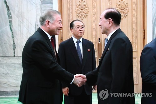 [평양정상회담] 김영남 접견하는 문정인 특보 (서울=연합뉴스) 서명곤 기자 = 지난 18일 서울 동대문디자인플라자(DDP)에 마련된 남북정상회담 메인프레스센터 대형모니터에 문재인 대통령 방북 특별수행단의 문정인 대통령 외교안보특보가 평양 인민문화궁전에서 김영남 북한 최고인민회의 상임위원장을 만나 인사하는 모습이 중계되고 있다.     seephoto@yna.co.kr  (끝)