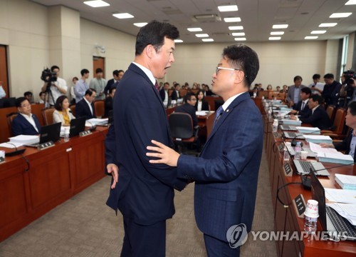 '정보유출' 논란에 고성 오가는 기재위 (서울=연합뉴스) 김현태 기자 = 19일 오전 국회에서 열린 기획재정위원회 전체회의에서 여당 의원들이 자유한국당 심재철 의원을 향해 심 의원실 보좌진들이 청와대·정부의 예산정보 수십만 건을 불법 열람·보관했다며 범죄행위라고 비난하자 야당이 강하게 반발하며 더불어민주당 김정우 간사(오른쪽)와 자유한국당 윤영석 간사가 목소리를 높이고 있다.      이날 오전 기재위는 '정보유출' 관련 여야 간 공방이 커지며 정회를 하는 등 의사진행에 어려움을 겪었다.  mtkht@yna.co.kr  (끝)