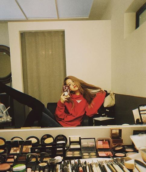 Rose posted a mirror selfie on Instagram on Tuesday, which shows her posing relaxed on a Chair at a place that looks like a Make Up shop.In the photo, Rose is comfortable staring at the mirror with a red hoodie holding Hair.The usual clothes and clothes are stylish, and the chicness and beauty that are felt in casual clothes catch the eye.Meanwhile, the girl group BLACKPINK, which belongs to Rose, is on a high-flying trend with the release of the title song Toodou Dudu from its first mini album Square Up (SQUARE UP) on June 15.